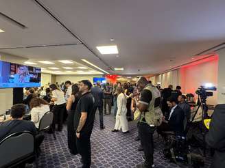 Jornalistas reunidos durante apuração do segundo turno das eleições 