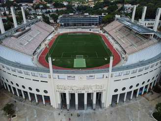 Estádio do Pacaembu mal recebe jogos de futebol por causa do gramado sintético.
