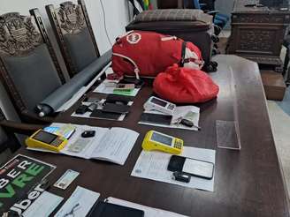 Além de veículos usados na abordagem, a Polícia Civil apreendeu celulares e máquinas de cartão.