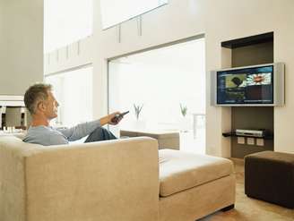 Homens que passam 20 horas por semana em frente à televisão têm 44% menos esperma que os que não assistem