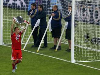 Ribery caminha pelo gramado com a taça da Liga dos Campeões