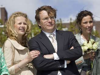 O príncipe holandês Johan Friso (centro) ao lado da mulher, a princesa Mabel (esq.), em imagem de abril de 2006