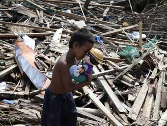 Moradores de Tolosa correm em direção ao avião que leva ajuda humanitárias