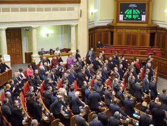 Deputados do Parlamento ucraniano votam pela reforma constitucional em 21 de fevereiro