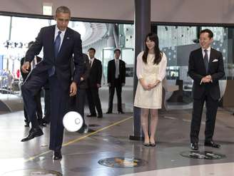 <p>Barack Obama joga futebol com o robô Asimo (Advanced Step in Innovative Mobility ou Passo Avançado na Inovação da Mobilidade, em português) no Museu Nacional de Ciência e Inovação, em Tóquio, nesta quinta-feira, 24 de abril</p>