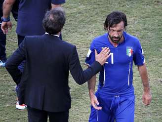 <p>Andrea Pirlo deixou o gramado abatido após a eliminação da Itália da Copa</p>