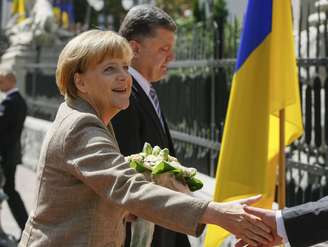 <p>Chanceler alemã Angela Merkel foi recebida pelo presidente ucraniano Petro Poroshenko</p>