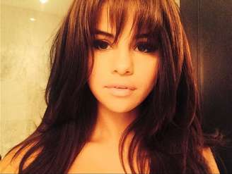 Selena Gomez combina fios longos com franja assimétrica  