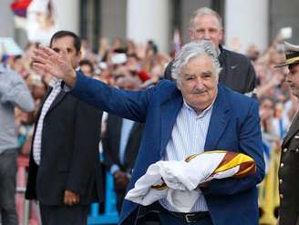 Mujica acena ao povo em sua despedida da Presidência do Uruguai. 27/02/2015.