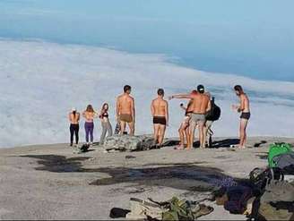 Turistas ocidentais tiraram as roupas na Montanha malaia Mount Kinabalu e foram apontados por culpa de terremoto