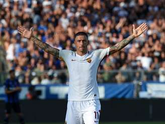 Aleksandar Kolarov comemora seu gol pela Roma na estreia do clube no Italiano