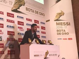 Messi recebe a sua quarta Chuteira de Ouro (Foto: Divulgação / Barcelona)