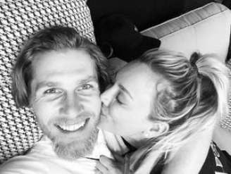 Kaley Cuoco e Karl Cook estão juntos desde 2016. 