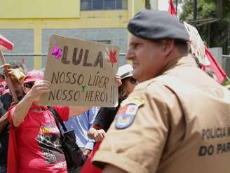 Protesto em frente ao prédio onde aconteceu o depoimento do ex-presidente