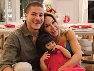 Arthur Aguiar com Maíra Cardi e a filha do casal, Sophia.