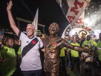 Vasco inaugurou estátua de Roberto Dinamite em São Januário em abril de 2022 (Foto: Daniel Ramalho/Vasco)