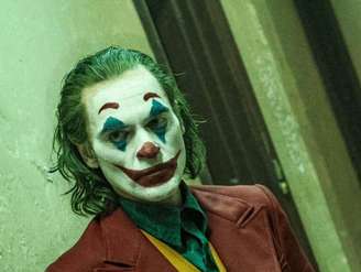 Joaquin Phoenix caracterizado como Coringa