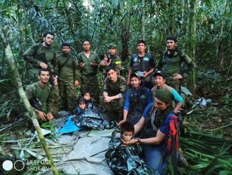 As Forças Militares da Colômbia divulgaram imagens do resgate das quatro ciranças que estavam desaparecidas desde 1º de maio, após a queda de um avião.