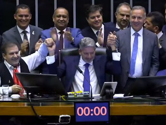 Presidente da Câmara, Arthur Lira, comemora aprovação da PEC da reforma tributária.