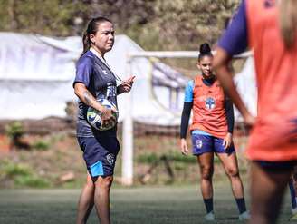 Camilla Orlando acumula experiência, inclusive fora do futebol brasileiro –