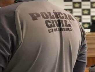 Agente utiliza camiseta da Polícia Civil do Rio de Janeiro