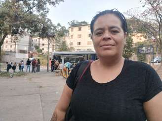 Tatiane Pedroso na praça da Cohab Raposo Tavares. Número de pessoas que utilizam transporte público aumentou de 45%, em 2021, para 61% neste ano.