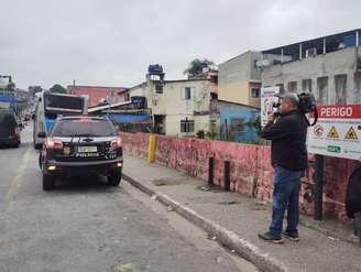 A movimentação da imprensa e de policiais no local onde homem foi jogado da ponte inibe ainda mais os moradores, que só falam sob anonimato.