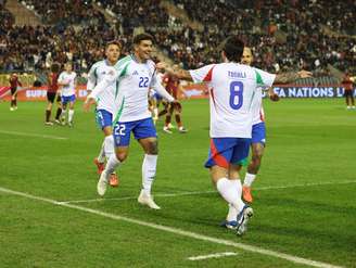 Jogadores da Itália comemorando o gol de Tonali. 