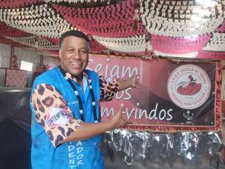Ator Aílton Graça, presidente da Lavapés Pirata Negro, na entrada do discreto barracão da escola de samba, na zona sul de São Paulo.