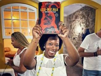 Pesquisadora Cláudia Alexandre mostra a obra premiada que se tornou inspiração para o desfile da Pérola Negra.