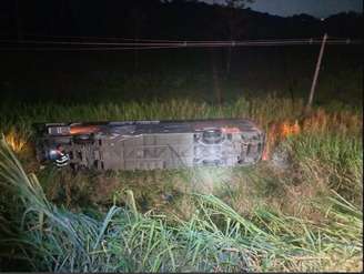 Ônibus cai em ribanceira e deixa 26 feridos no interior de SP. Acidente aconteceu na madrugada desta quinta-feira, 6, na Rodovia Presidente Dutra.