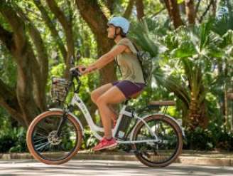 É mulher e pensa em começar a pedalar? Veja dicas de especialistas!