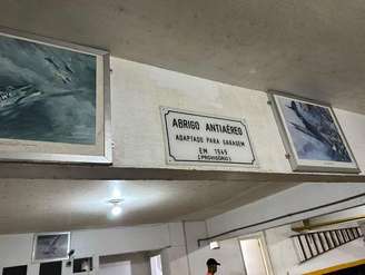 Uma placa em garagem no bairro do Flamengo sinaliza que ali havia um abrigo antiaéreo
