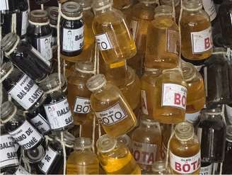 Mesmo com a proibição do Instituto Brasileiro do Meio Ambiente e dos Recursos Naturais Renováveis (Ibama) e com multas que podem chegar a R$ 5 mil, o comércio do chamado 'Óleo da Bôta' continua ativo e muitas vezes à mostra nas bancas do Mercado Ver-o-Peso