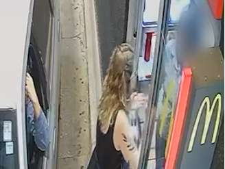 Mulher agrediu atendente pela janela do drive-thru