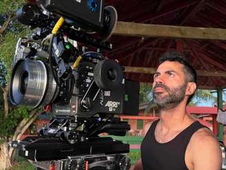 O diretor Gabriel Mascaro nos bastidores de 'O Último Azul'