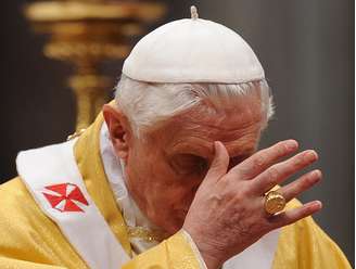 O papa Bento XVI carrega a joia em ouro maciço desde 2005