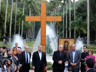 A Cruz Peregrina e o Ícone de Nossa Senhora foram entregues nesta quarta-feira à cidade do Rio de Janeiro, depois de passarem por diversas regiões do País e do Estado
