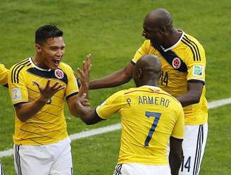 <p>Colombianos comemoram gol contra a Grécia</p>