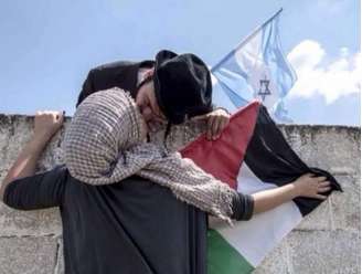 <p>A polêmica foto mostra um judeu e uma palestina se beijando</p>