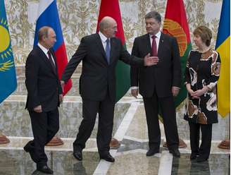 O presidente ucraniano, Petro Poroshenko, e o russo, Vladimir Putin, apertaram as mãos nesta terça-feira em Minsk pouco antes do início de uma reunião