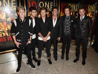 Simon Cowell em foto com o One Direction ainda como um quinteto