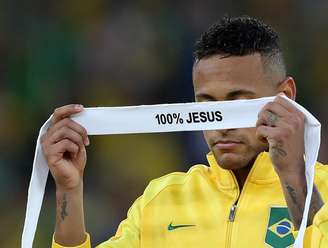 Neymar com a faixa no pódio olímpico após a conquista do ouro inédito