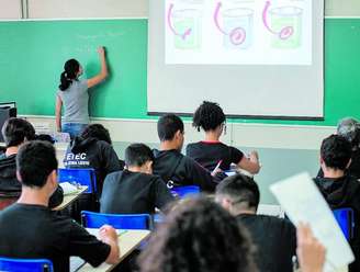 Aula em Etec; formação de professor passa a ter 4 anos, com 3,2 mil horas, das quais ao menos metade deve ser feita de forma presencial.