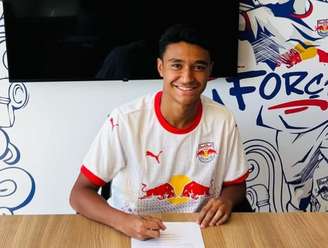 Pedro Severino, apontado como uma das promessas do Botafogo-SP, publicou há quadro dias uma foto assinando o contrato com o RB Bragantino: "Muito feliz com essa nova oportunidade na minha vida"