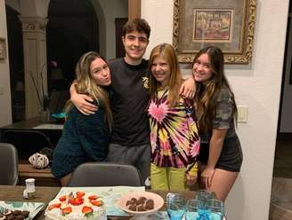 Rose Miriam Di Matteo (de roupa amarela e rosa) ao lado dos filhos que teve com Gugu Liberato, Sofia, João Augusto e Marina, em foto de 2022.