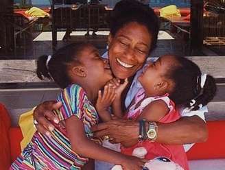 Gloria Maria com as filhas Maria e Laura