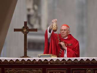 O cardeal Giovanni Battista Re incensa o caixão com o corpo do papa Francisco durante funeral