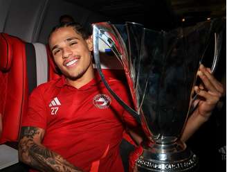 Guilherme Biro com troféu de título conquistado nos Emirados Árabes Unidos