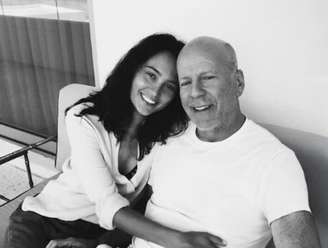 Bruce Willis ao lado da esposa Emma Heming, que falou publicamente sobre a progressão da doença do atora